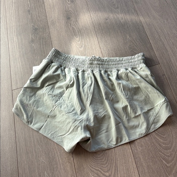 NWT Lululemon Hotty Hot High-Rise Lined Short 2.5"
Fog Green Size 12 - Picture 6 of 7